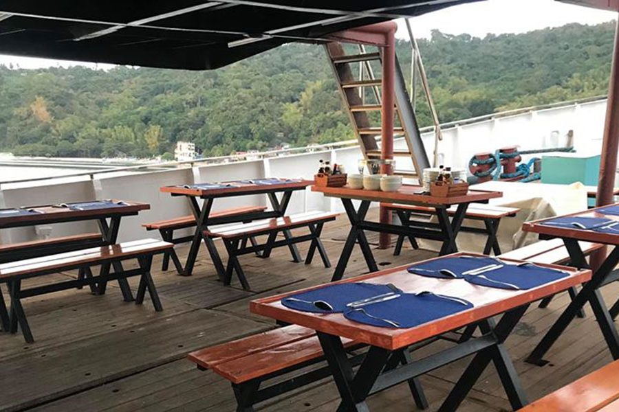 Resolute-2019-Dining-area-Asiaqua