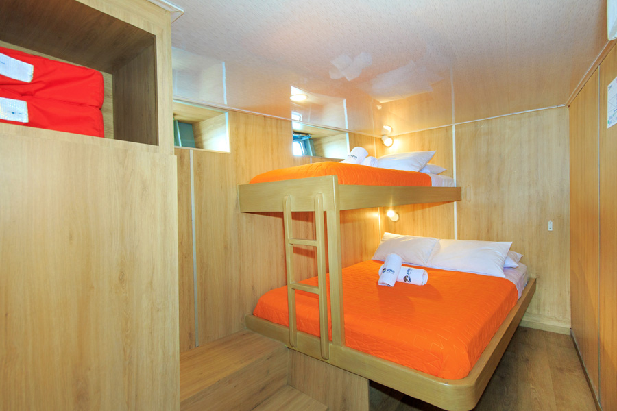 Lit double inférieur et lit simple superposé dans une cabine de l’Aqua