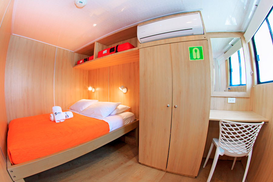 Cabine de l’Aqua avec lit double, fenêtre et climatisation