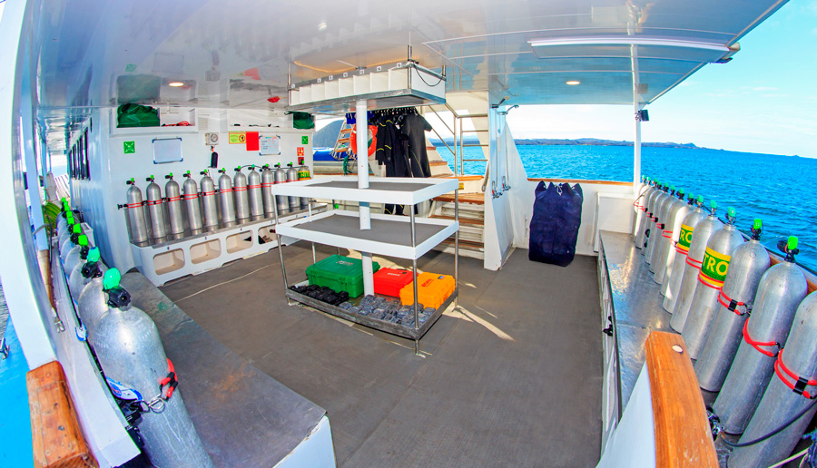 Espace de préparation des plongées de l’Aqua avec blocs et table centrale
