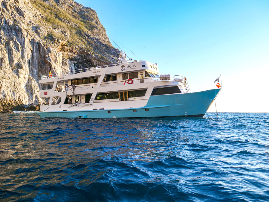 Le yacht Aqua au pied d’une falaise des Galápagos