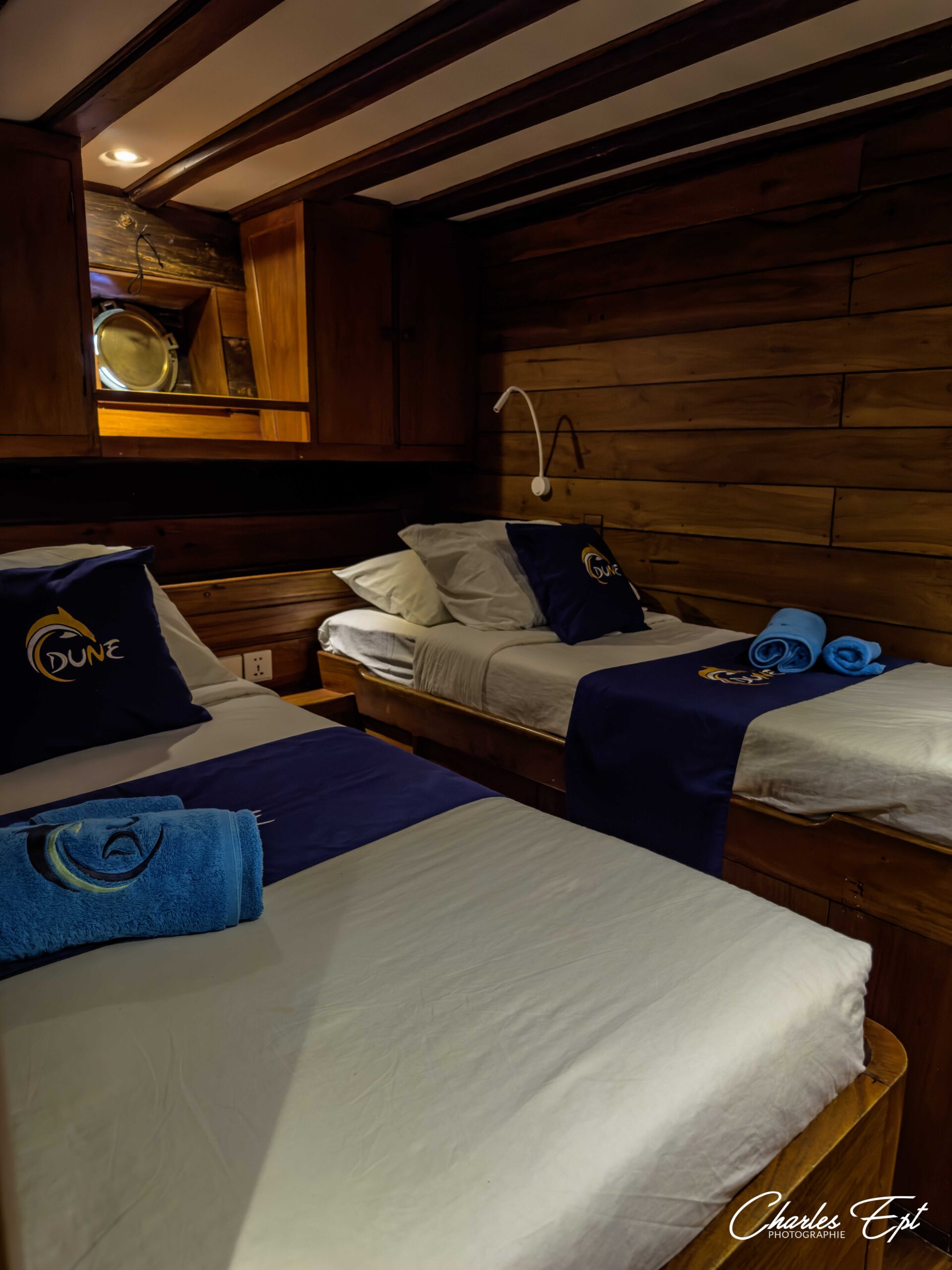 Cabine à deux lits simples et intérieur en bois du Dune Aurora