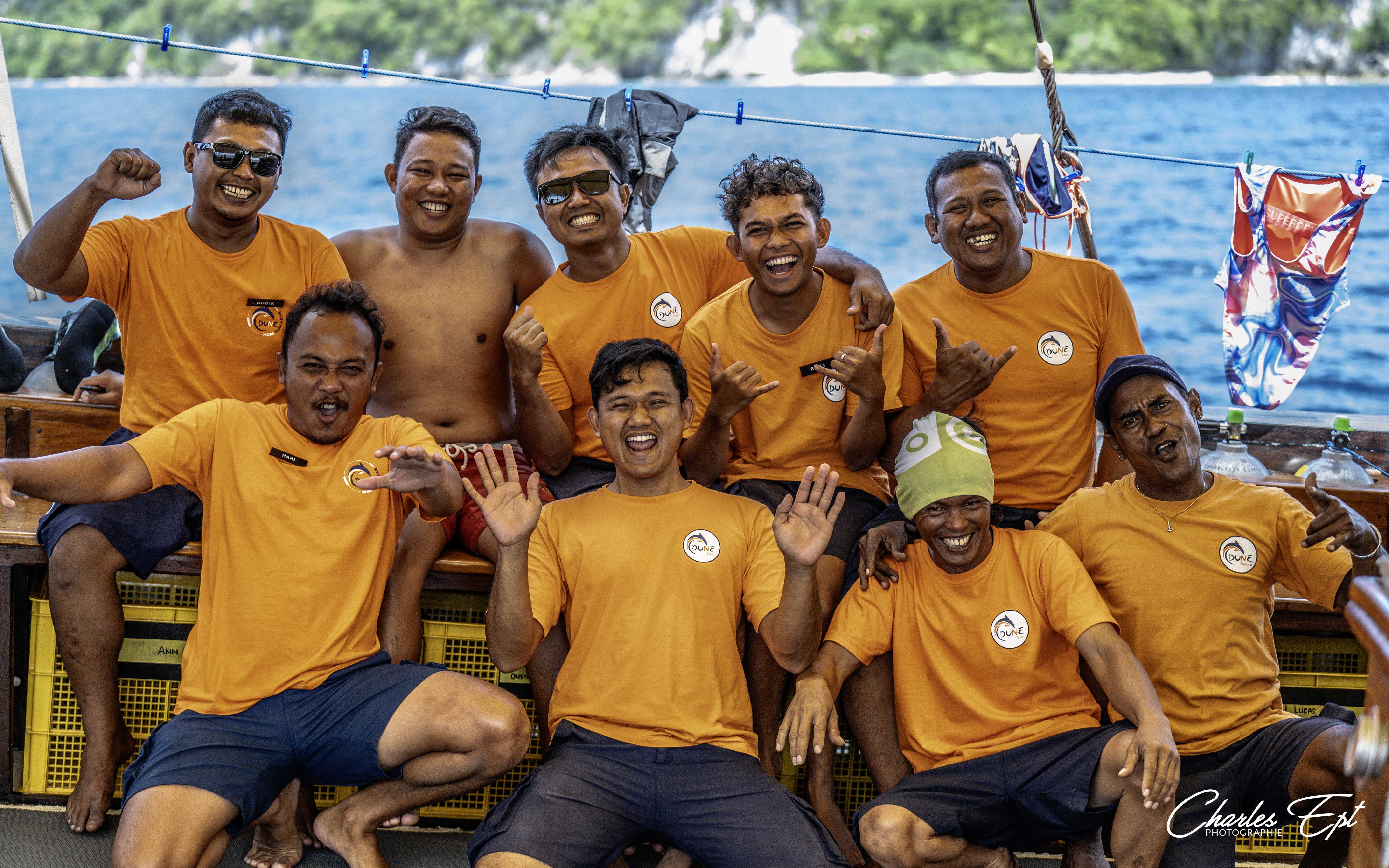 Membres de l’équipage du Dune Aurora en tenue orange