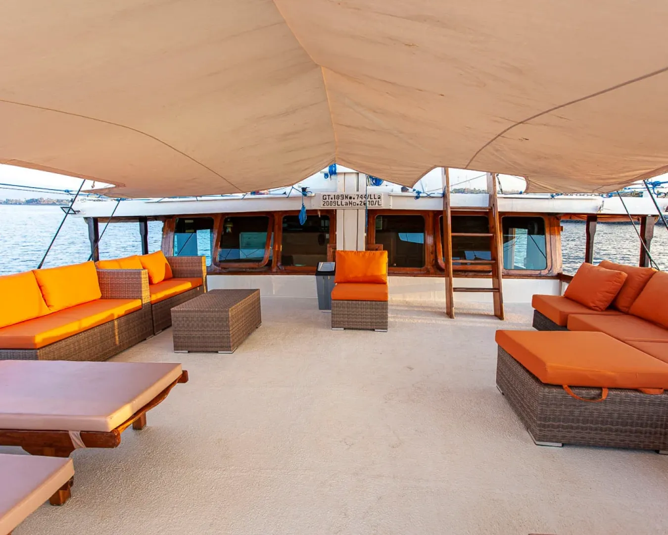 Banquettes orange à l’ombre sur le pont du Dune Aurora